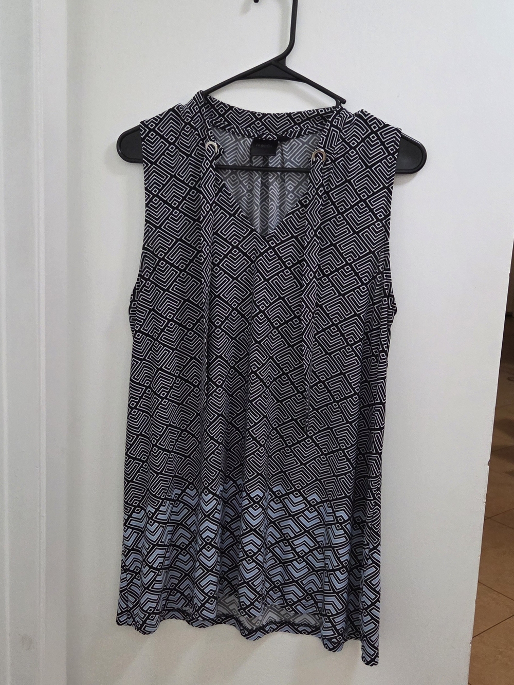 Rafaella Black and White Sleeveless Geometric V-Neck Tunic Style Blouse, M